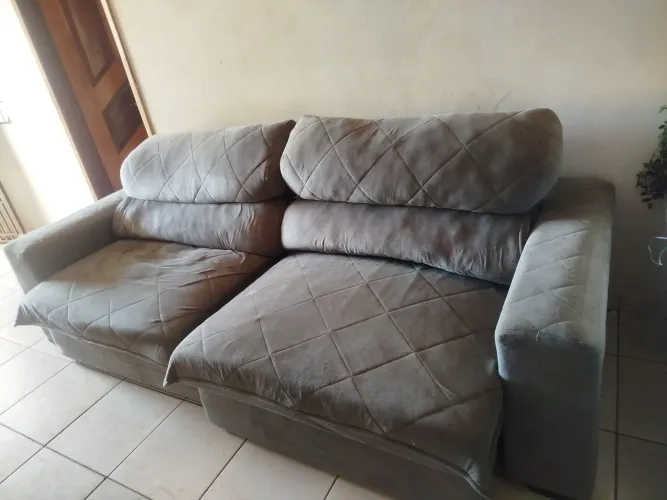 Sofa retrátil grande de 4 lugares , de mola ensacada.