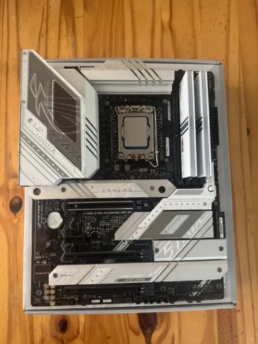 z790 ROG Strix D4 Branca + 32gb Ram ddr4 3200mhz Corsair