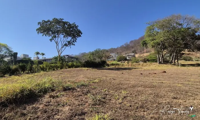 Aldeia do Vale  Terreno plano acima do nível da rua no centro do condomínio em Goiânia