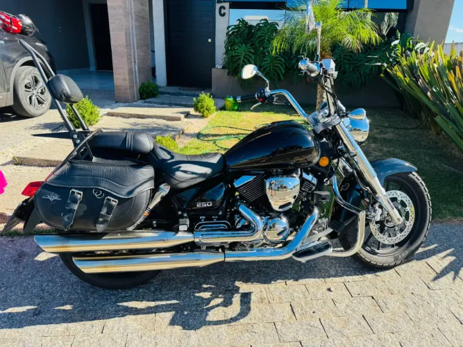 Moto Shineray Denver 250CC com acessórios