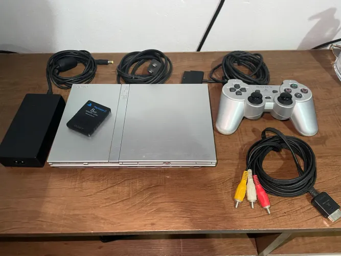 PlayStation 2 Slim Prata (Silver) com Controle Prata, Memory Card e Cabos Originais
