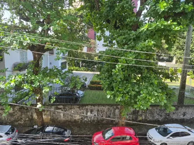 Apartamento de 3/4, dependencia, 2 vagas de garagem.