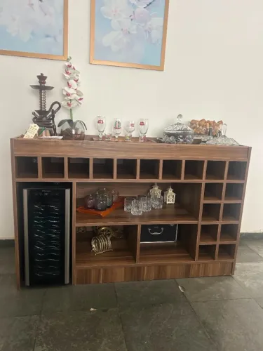 Bar sob medida em marcenaria , com nichos para garrafas, taças e objetos decorativos.