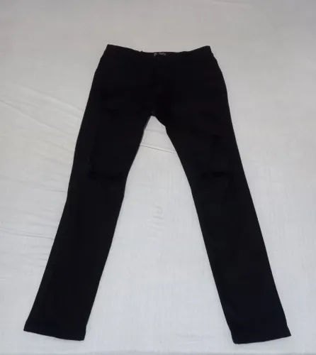 Vendo uma calça de sarja, com laycra.