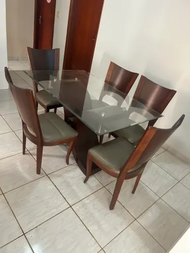 Mesa de vidro com 5 cadeiras de madeira acento em couro