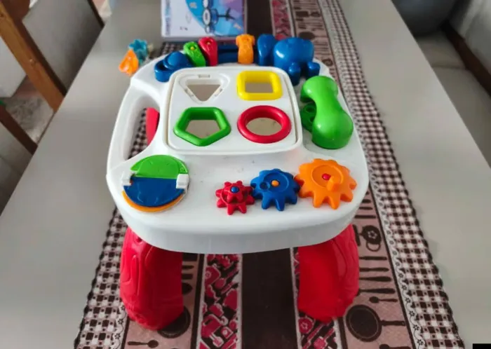 Mesa de atividades infantil