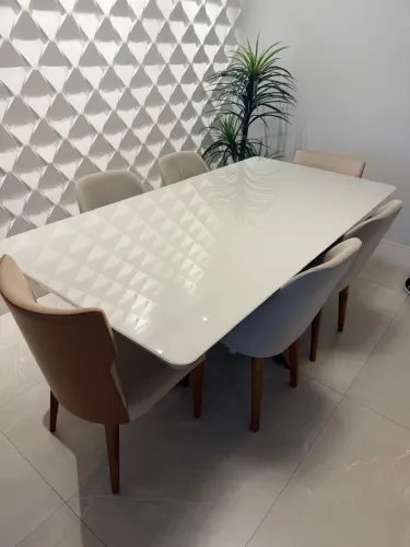 Vendo mesa de jantar, não inclui cadeiras