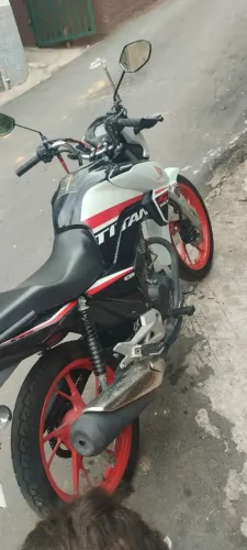 Titan s vendo troco por carro