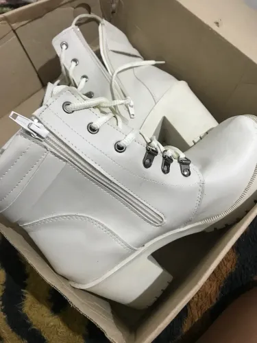 Vende-se Bota branca