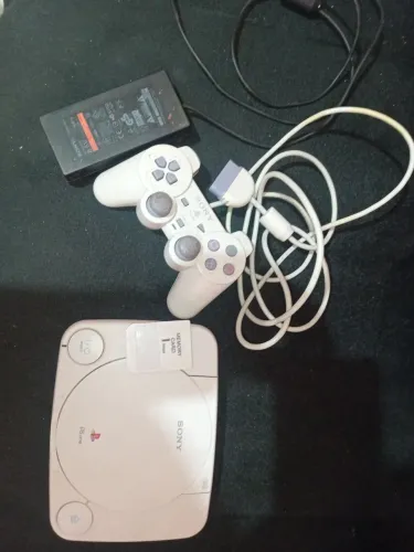 Ps one em excelentes condições; controle mosca branca, com memory card e mais coisas