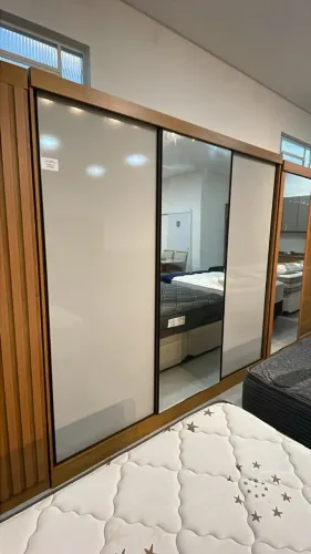 GUARDA ROUPAS 3 PORTAS, COM ESPELHO (ÚLTIMA PEÇA)