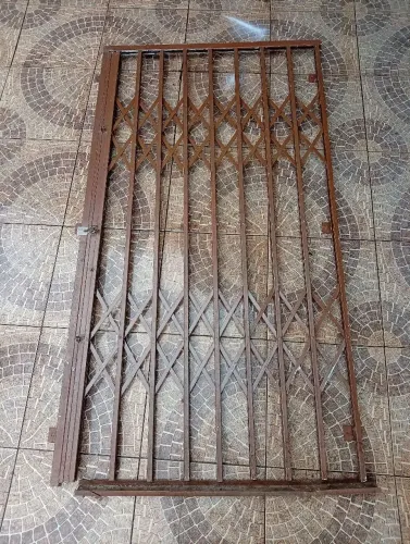 Grade pantográfica para porta