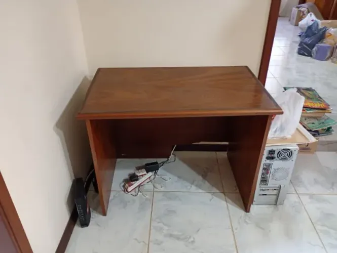 Vendo escrivaninha em madeira nobre