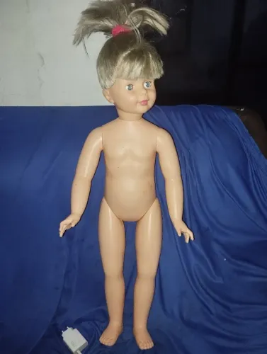 Vende-se boneca conservada