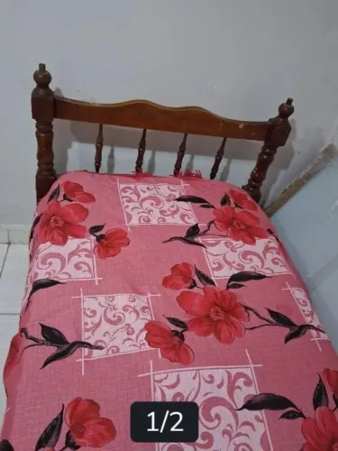 Cama de madeira maciça antiga com colchão 