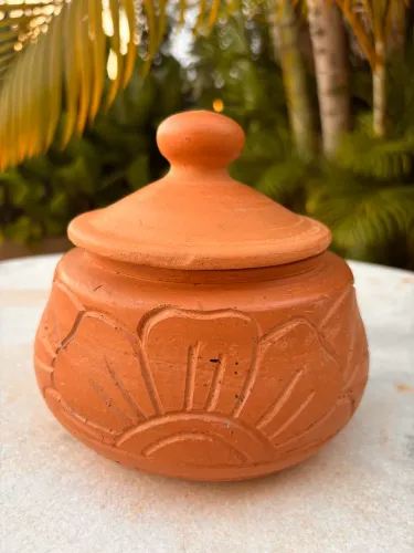 Pote De Barro Artesanal Com Tampa - Entalhado À Mão Em Terracota