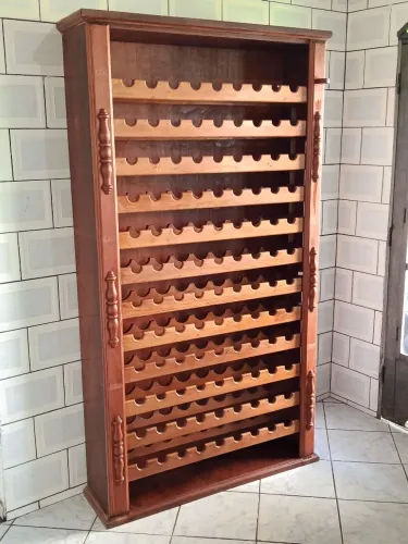 Adega de vinho suporta até 108 garrafa de vinhos toda em madeira maciça