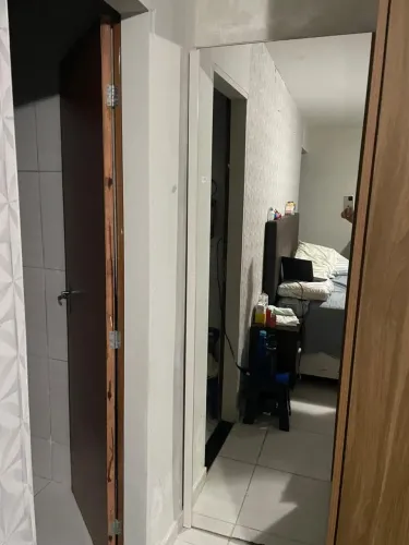Espelho grande com moldura branca