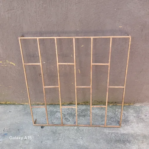 Vendo essa grade de proteção pra banheiro em ferro fundido