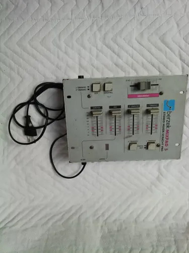 Mesinha de som para DJ e pequenos eventos