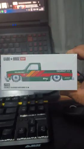 Chevrolet Silverado Kaido Works V3 #226 (collab entre Kaido House e Mini GT)