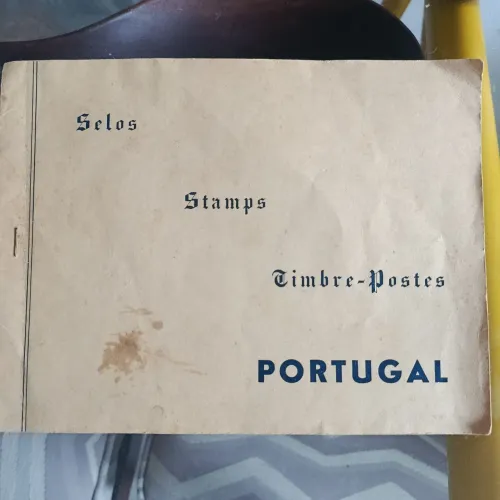 Livreto Antigo com 96 Selos Portugal e Colônias Portuguesas 1910-1960.