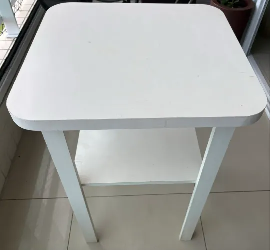 Mesa auxiliar em madeira