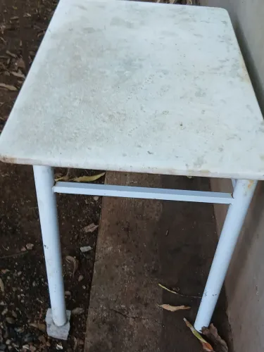 Vende-se mesa em bom estado nova cor branca 1, metro de largura ótimo estado