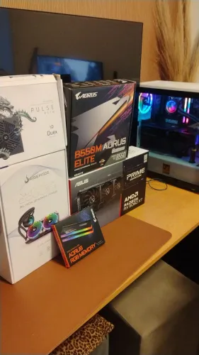 Pc gamer Ryzen 7 5700x RX 9060 XT 16gb