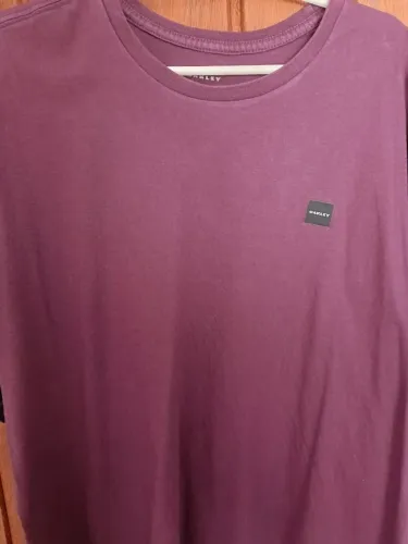 Camisa Oakley vinho