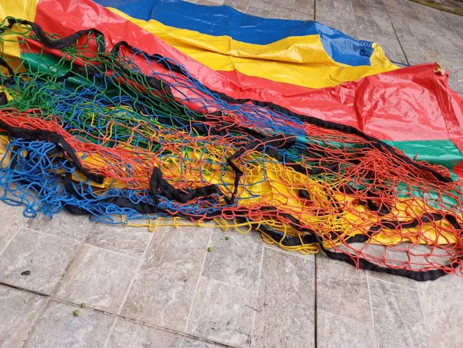 Vendo ferragem pra piscina de bolinha mas uma rede de proteção uma lona pra cobertura