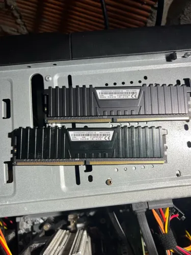 Kit 2x Memória Corsair Vengeance LPX 8GB DDR4 3000MHz.