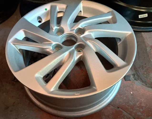 Uma roda aro 15 original da Honda city e fit
