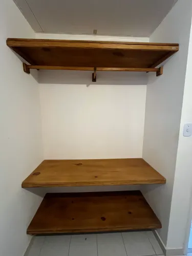 Prateleiras de pinus com verniz naval