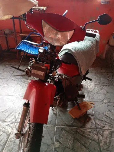 Vendo moto em perfeito condições, apenas a carenagem que está fora do lugar .