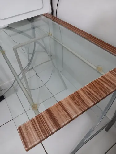 Mesa de escritório com tampo de vidro (1,10 cm x 70 cm)
