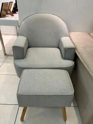 Poltrona com puff para os pés 