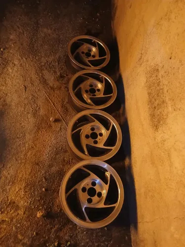 Rodas aro 14 diamantado de alumínio sem Nenhum tipo Reparo as Rodas estão Zeradas