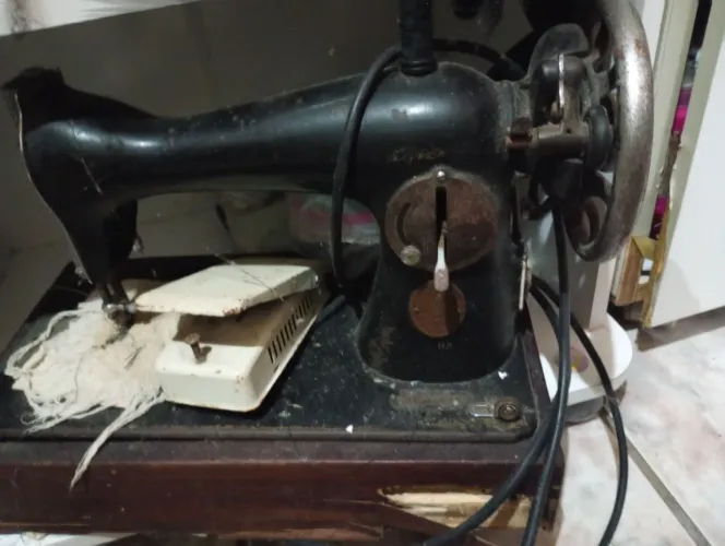 Máquina costura Singer usada. Precisa só trocar correia