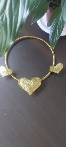 Adorno para pescoço dourado com coração para uso religioso