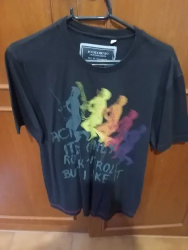Camiseta Acostamento Preta M. Excelente estado. Pouco usada. Precinho