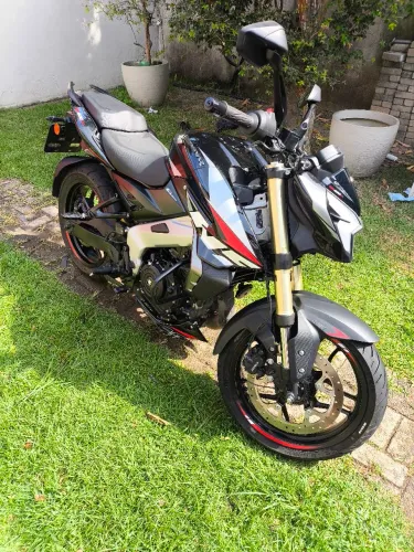 Bajaj 400z top de linha