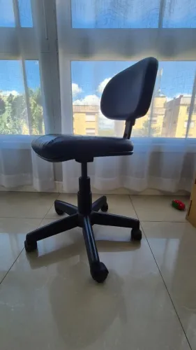 Cadeira de escritório azul com rodinhas!