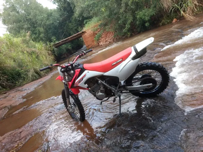 Xr 200 de trilha 