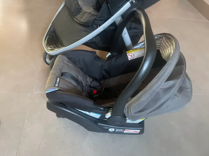 Kit carrinho de bebê Graco com bebê conforto e base . 