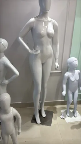 Kit com 2 Manequins Femininos ? Fibra + Plástico