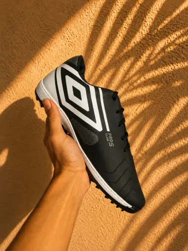 Chuteira Society Umbro Preta