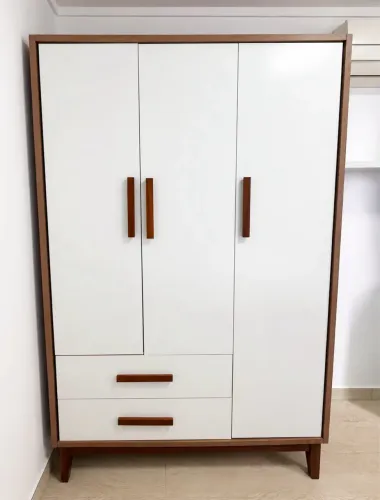 Roupeiro 3 portas com Pés Amadeirado