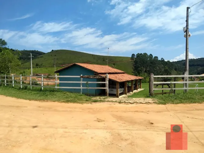 Casa em área rural com uma vista espetacular para a serra.