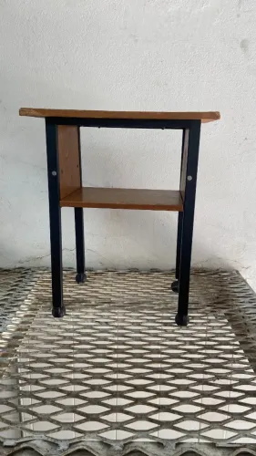 Mesa Auxiliar com Rodinhas e Prateleira ? 53 x 34 x 63 cm